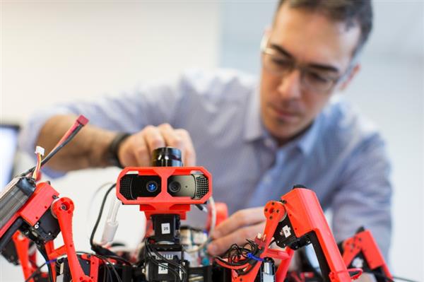 Роботы-пауки от компании Siemens совместно печатают 3D-объекты - 1